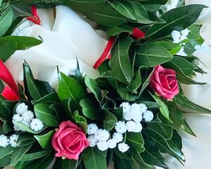 Corona di Alloro per Laurea con Roselline Rosse e Gipsofila - FloralGarden
