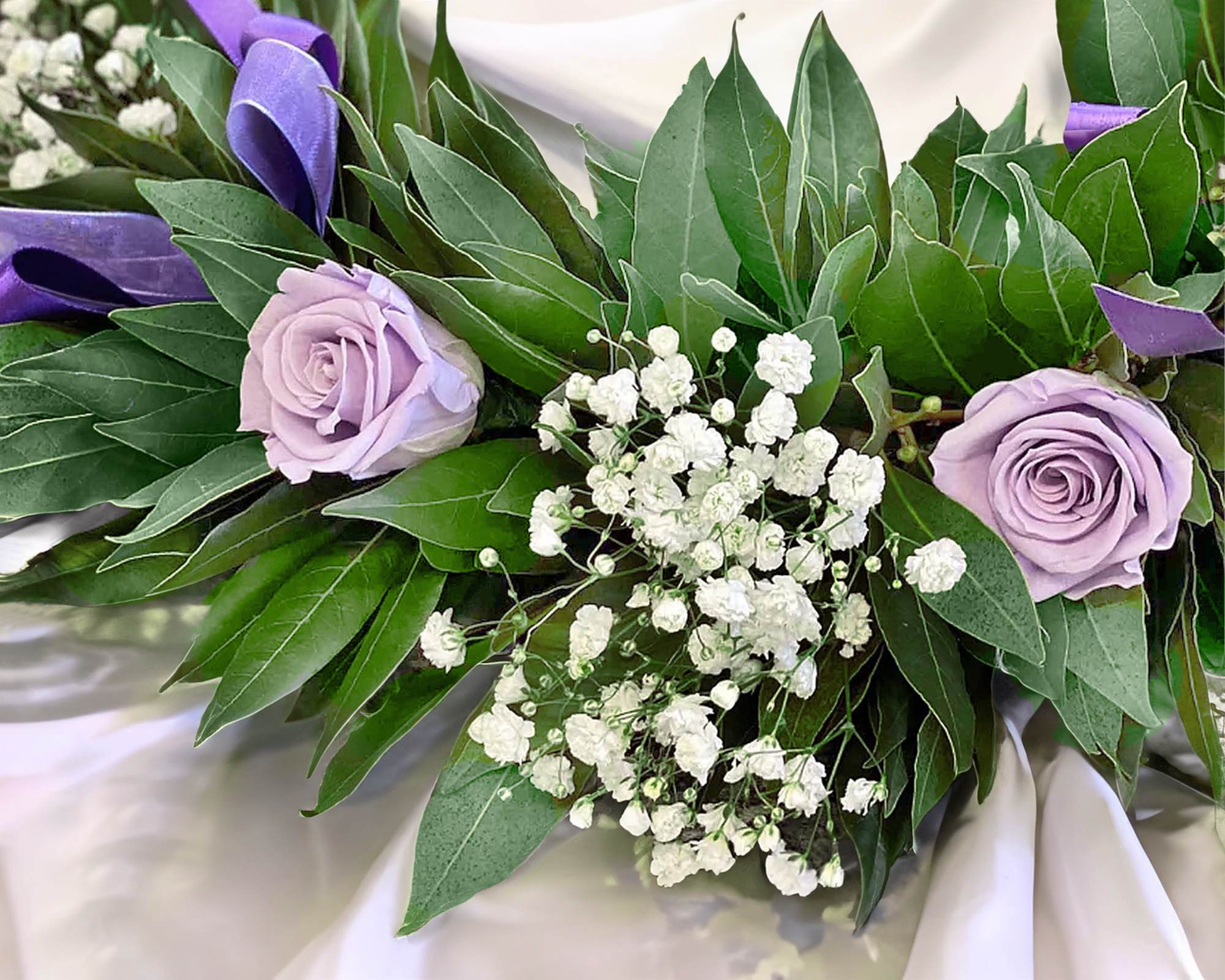 Corona di Alloro per Laurea con Roselline Violette e Gipsofila -  FloralGarden